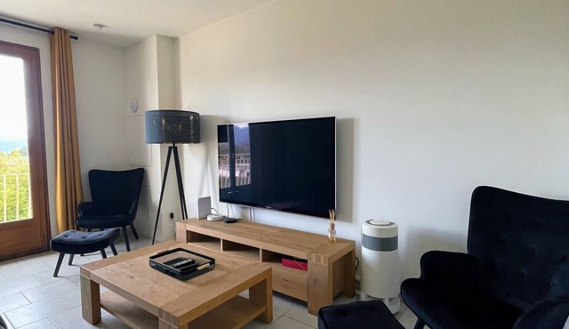 SPACIOUS 2 BED APARTMENT BETWEEN SEA AND MOUNTAINS