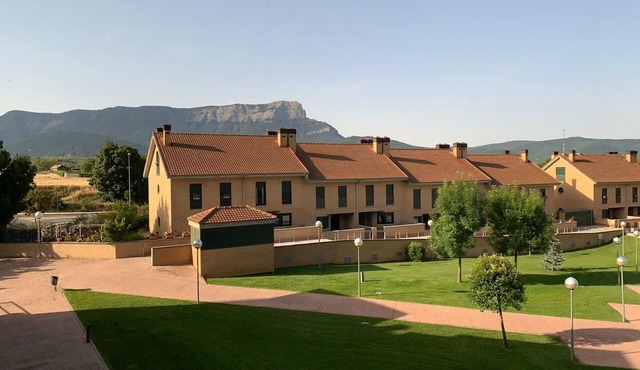 Spacious 2-Bed Apartment with Pool, Balcony & Garage in Jaca