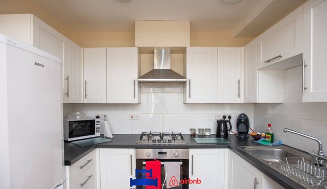 Spacious 2 Bed Apt, sleeps 5