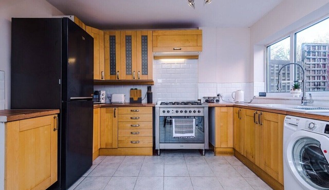 Spacious 2 Bed | Contractors+Groups |Free Parking!