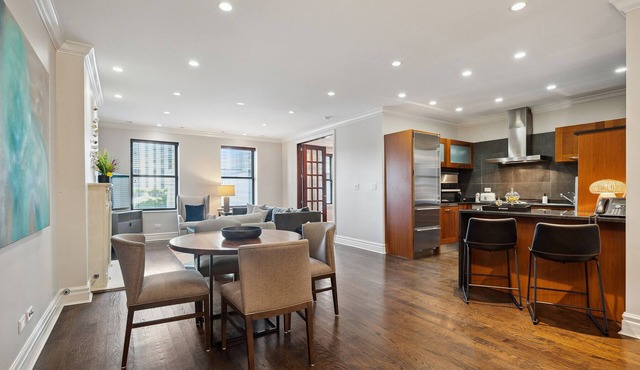 Spacious 2 Bed Downtown Chicago with Housekeeping and Laundry. Dogs Welcome.