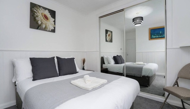 Spacious 2 Bed Flat-Free Parking