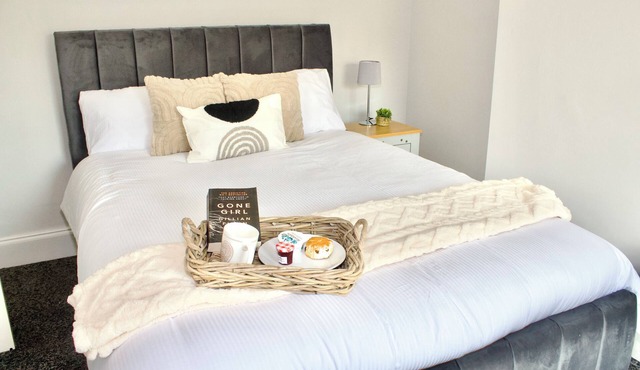 Spacious 2-Bed Flat | Near St Helens Centre + WiFi