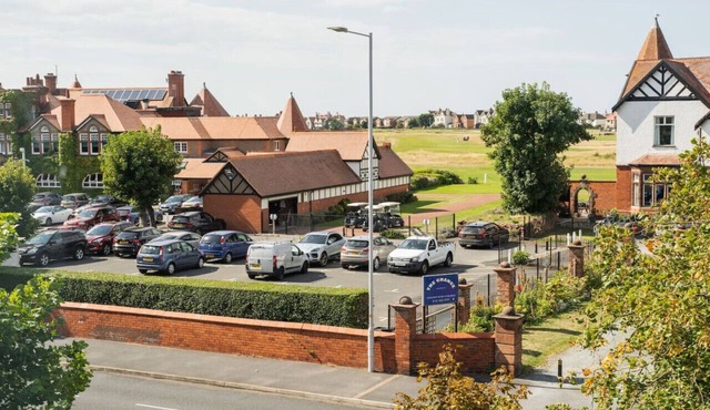 Spacious 2 bed flat Near Royal Liverpool Golf Club