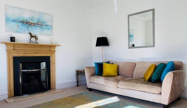 Spacious 2 bed flat with a fireplace and a garden