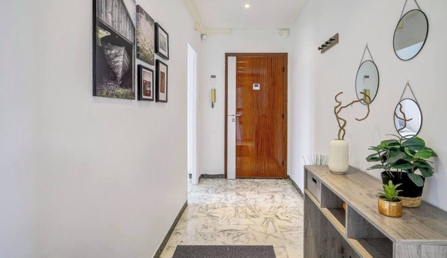 Spacious 2 Bedroom, Heart of Beaulieu w Parking