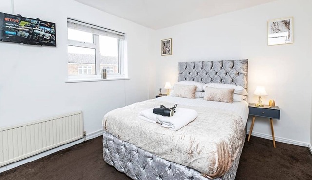 Spacious 2 Bed House with Enclosed garden