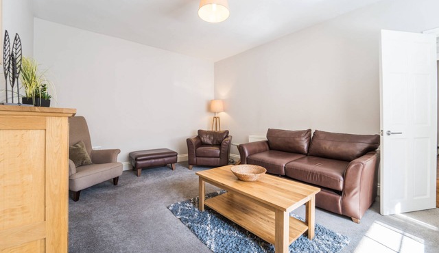 Spacious 2 bed in charming coaching mews in perfect location