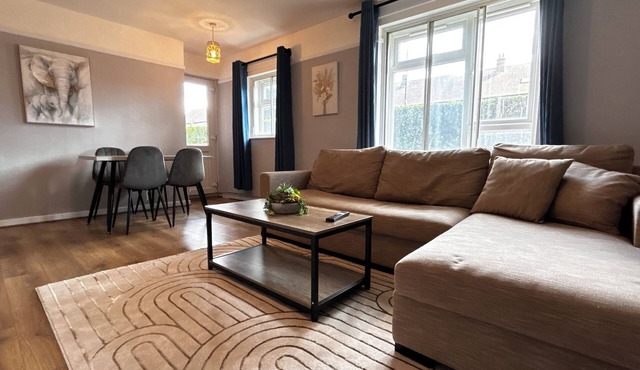 Spacious 2 Bed in Southall near Heathrow Airport with Free WiFi