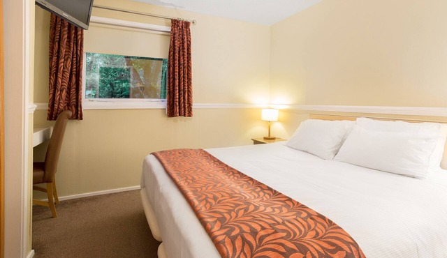 Spacious 2-Bed Lodge | Lakeside Resort | Sleeps 6