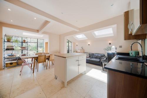 Spacious 2 Bed Near Westfield