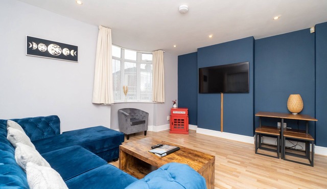 Spacious 2 bed Southville flat near Harbourside