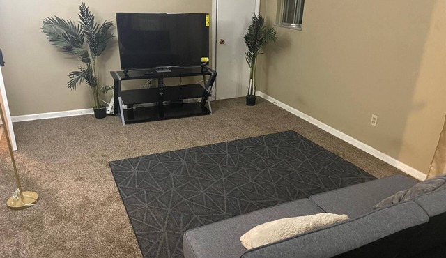 Spacious 2 Bedroom w 2 Queen Beds and full kitchen in Garfield Heights WIFI 17U