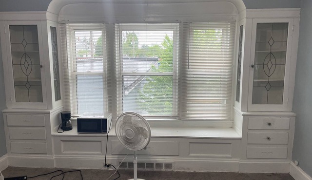 Spacious 2-bedroom apartment in fabulous Garfield Heights with AC, WiFi 17L