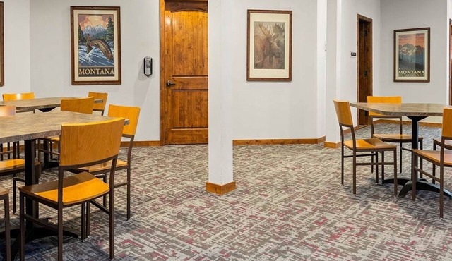 Spacious 2-bedroom condo with Fireplace in majestic West Yellowstone
