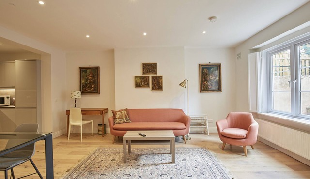 Spacious 2-Bed Views over Primrose Hill with own Private Patio