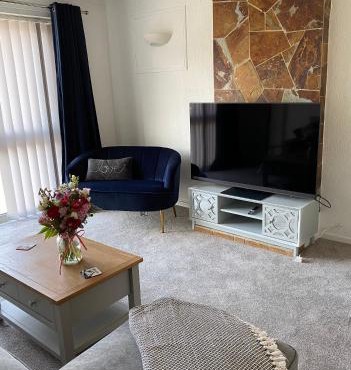 Spacious 2 Bed Village Flat sleeps 4/6