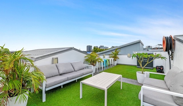 Spacious 2-Bed with Private Rooftop & BBQ Access