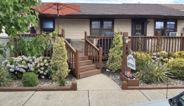 Spacious 2-bedroom apt in the Crest