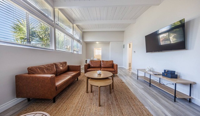 Spacious 2-Bedroom Duplex in Beverly Hills Residential Area