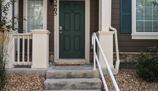 Spacious 2 bedroom townhome close to DIA and hospitals.