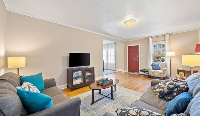 Spacious 2 bedroom, 1 bathroom house in Tulsa!