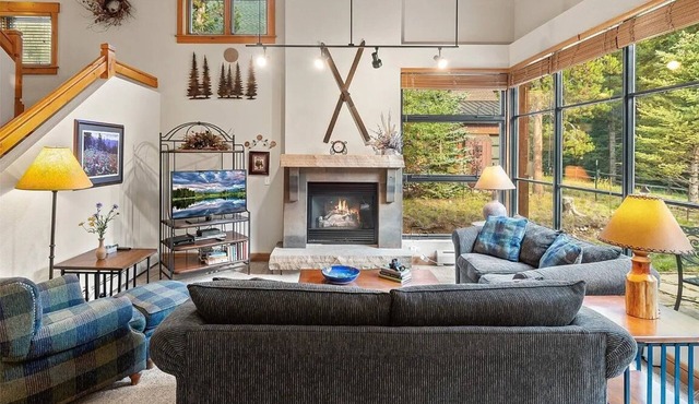 Spacious 2-bedroom 2.5 Bath Townhome Walking Distance to World Class Skiing!