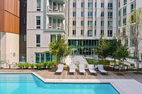 Spacious 2 Bedroom 2 Bathroom Condo with Balcony Pool Gym and Parking in Cambridge