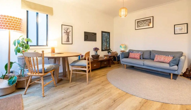 Spacious 2 Bedroom Apartment in Brunswick with Patio and Parking