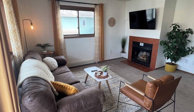 Spacious 2 Bedroom Apartment - Great Location!