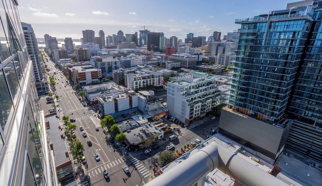 Spacious 2-bedroom apartment in Beautiful downtown San Diego with Pool and Gym