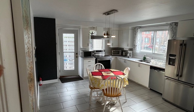 Spacious 2-bedroom apartment in charming Montréal with WiFi, AC, close to Metro