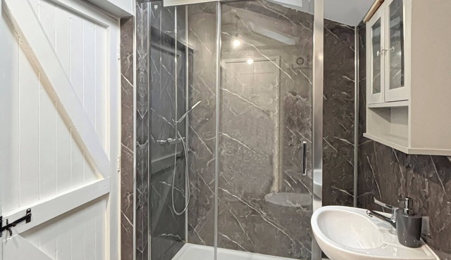 Spacious 2-bedroom apartment in central Grantham Sleeps 4 with free parking