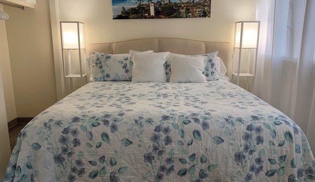 Spacious 2-bedroom apartment sleeps 7 with parking