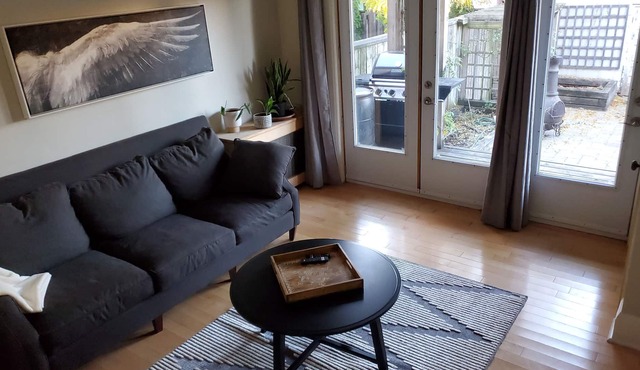 Spacious 2 bedroom apartment, in the heart of Greektown.