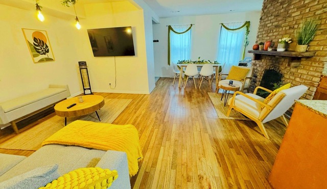 Spacious 2-bedroom apartment with AC in vibrant Chicago