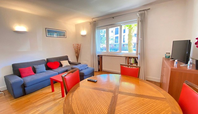 Spacious 2-bedroom apartment near center with parking and wifi