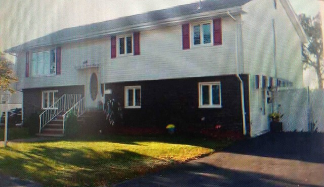 Spacious 2-bedroom apartment in 3 family home, pool, close to Boston & Airport