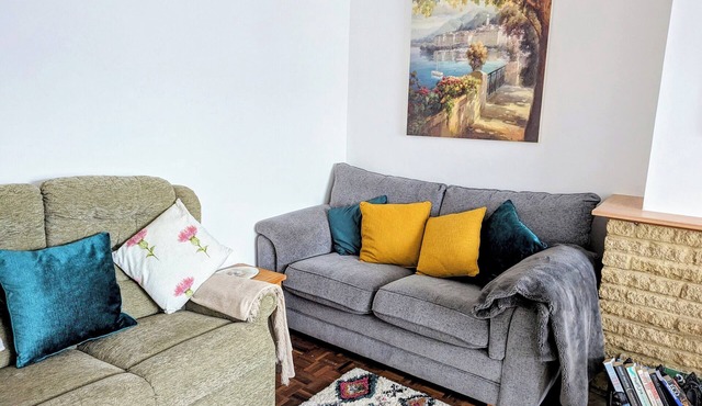 Spacious 2 Bedroom Bungalow. Train connections to London Brighton and Chichester