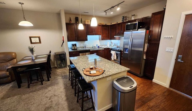 Spacious 2-bedroom condo in Broomfield with hot tub, pool, fitness room, WiFi