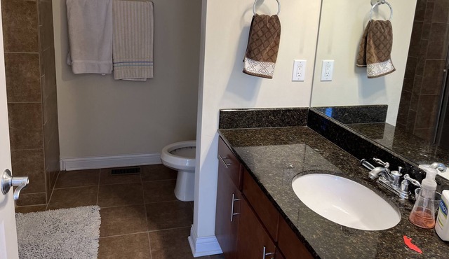 Spacious 2 bedroom condo close to University, Medical institutions and hospitals
