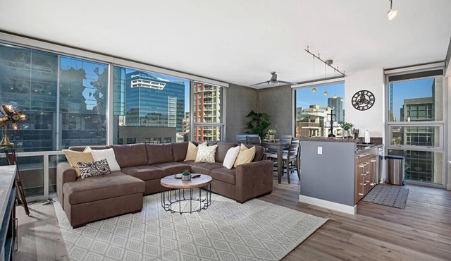 Spacious 2 Bedroom Condo in the Heart of Downtown!