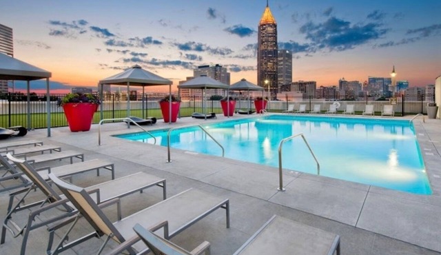 Spacious 2 Bedroom Condo Downtown w/ Rooftop Pool