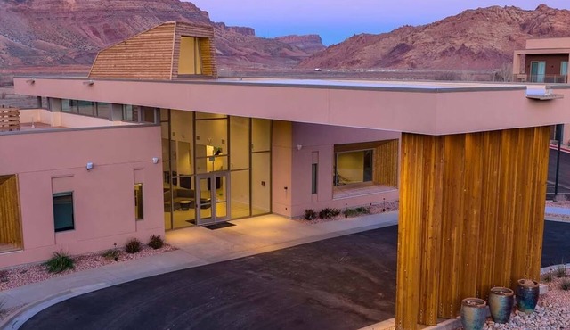Spacious 2-bedroom condo in Magical Moab with AC, fitness room