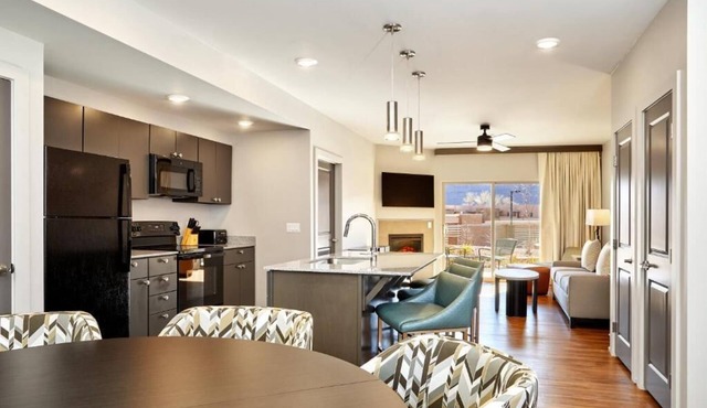 Spacious 2-bedroom condo with AC in fabulous Moab