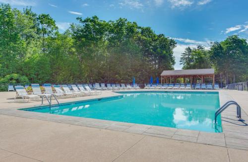 Spacious 2 Bedroom Cottage on a Resort Sleeps 6 Free Pool and Jacuzzi 1 Mile to Beach