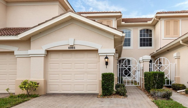 Spacious 2 bedroom+ den condo in Arielle on Palmer Ranch condominiums for rent