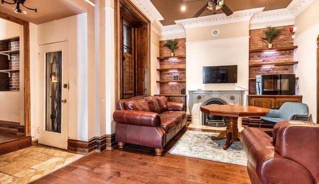Spacious 2 bedroom Downtown Montreal