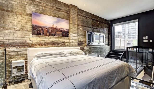 Spacious 2-Bedroom Duplex near Downtown