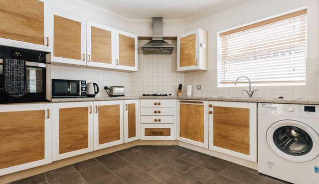 Spacious 2 bedroom flat near beach and town centre